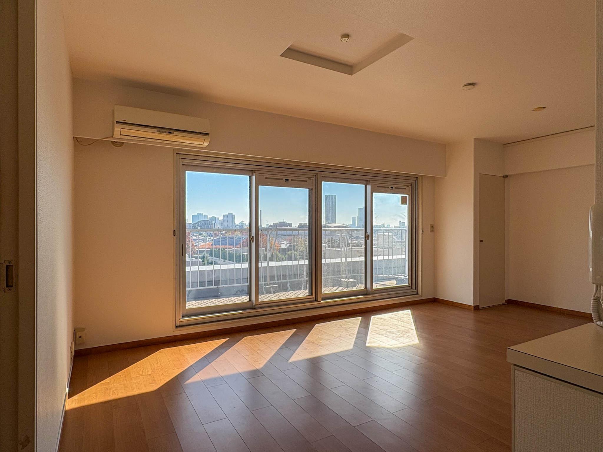 渋谷区南平台町の賃貸物件/南東向きの大きな窓から光が差し込む