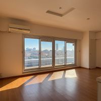 渋谷区南平台町の賃貸物件/南東向きの大きな窓から光が差し込む