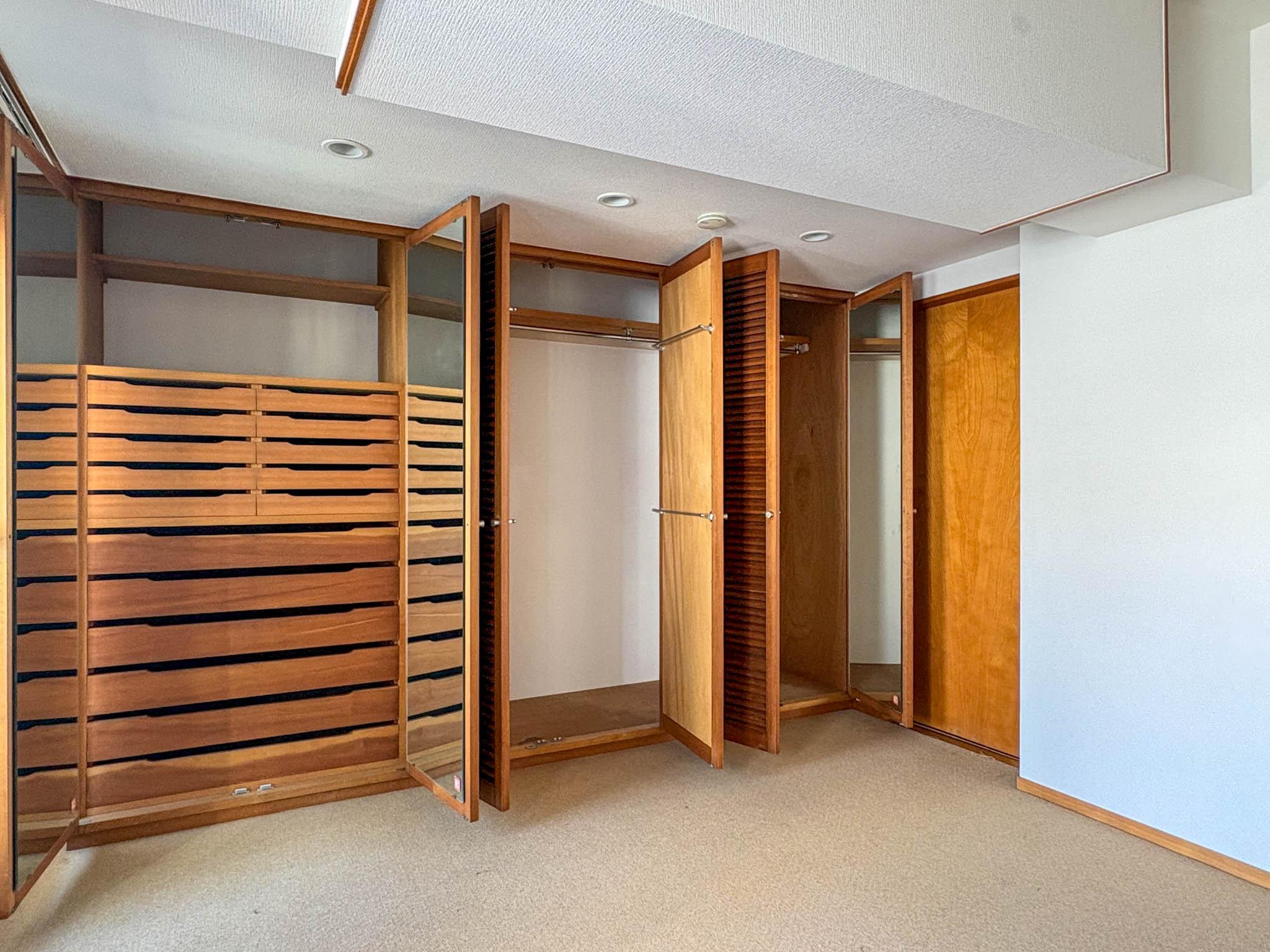 渋谷区南平台町の賃貸物件/ルーバー扉が特徴的な洋室収納