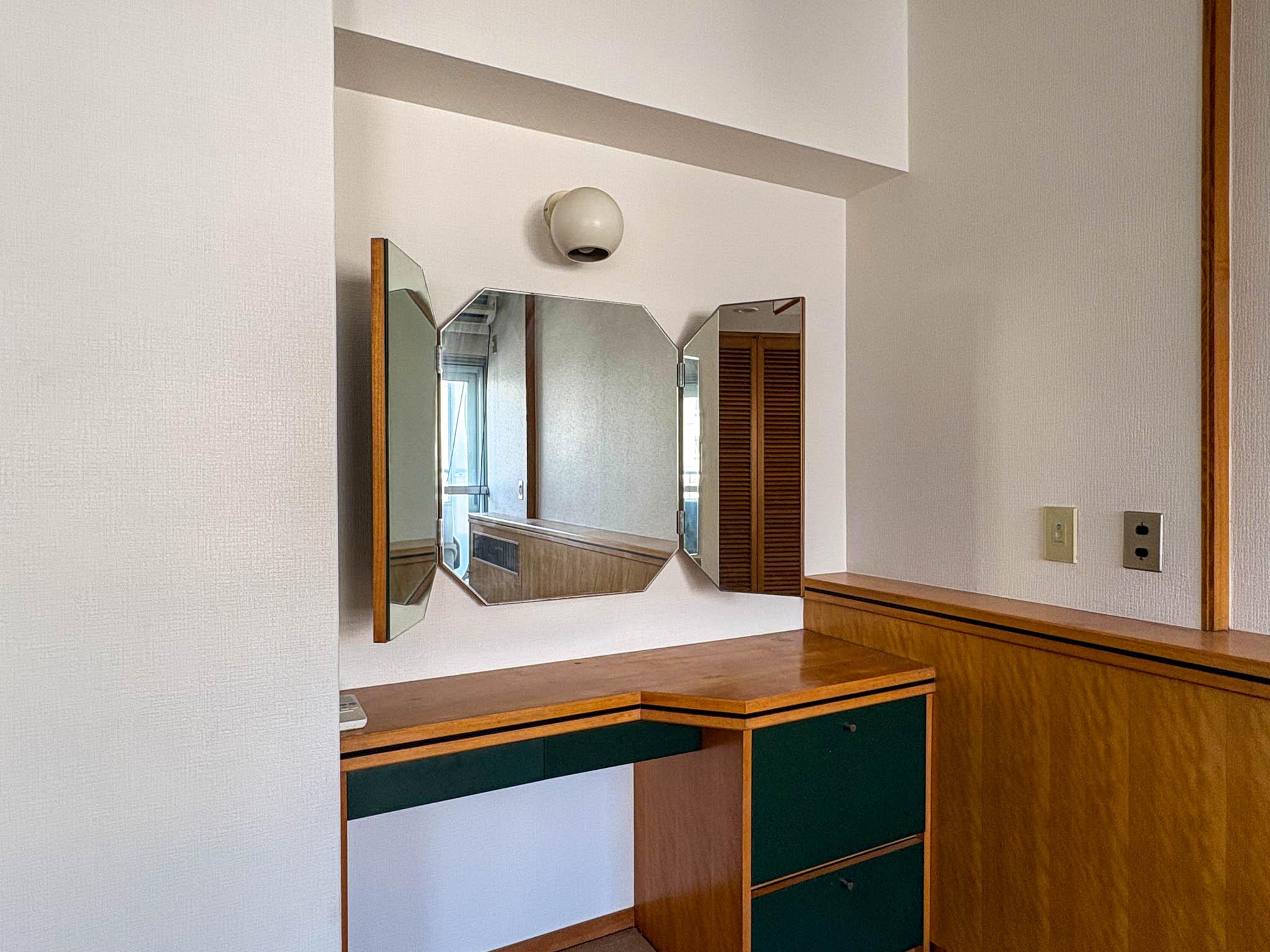 渋谷区南平台町の賃貸物件/造作ドレッサー。八角形ミラーや照明がレトロでかわいい