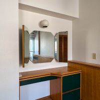 渋谷区南平台町の賃貸物件/造作ドレッサー。八角形ミラーや照明がレトロでかわいい