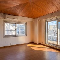 渋谷区南平台町の賃貸物件/木天井が美しい角の洋室