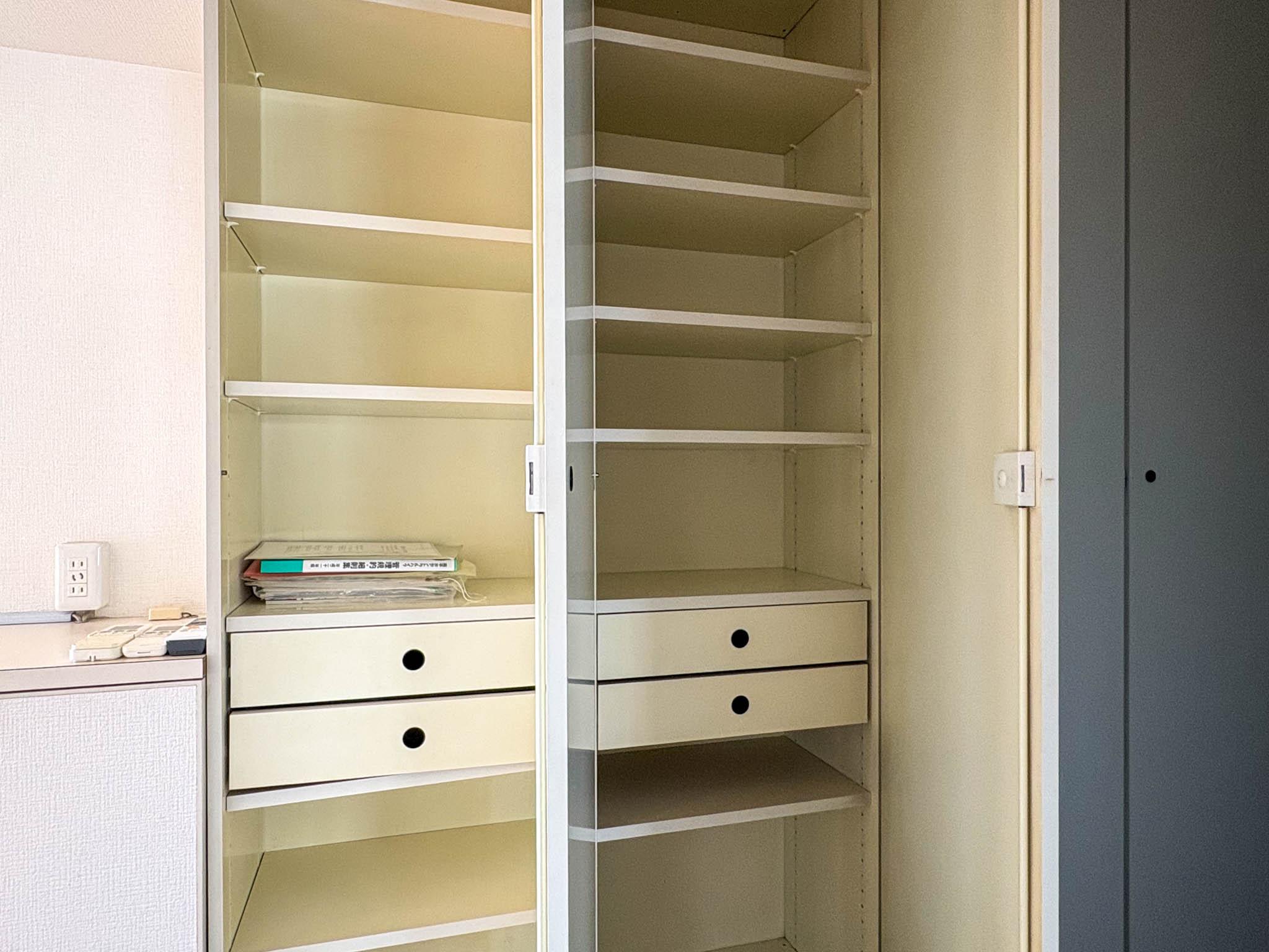 渋谷区南平台町の賃貸物件/収納棚の奥行きは30cmくらい