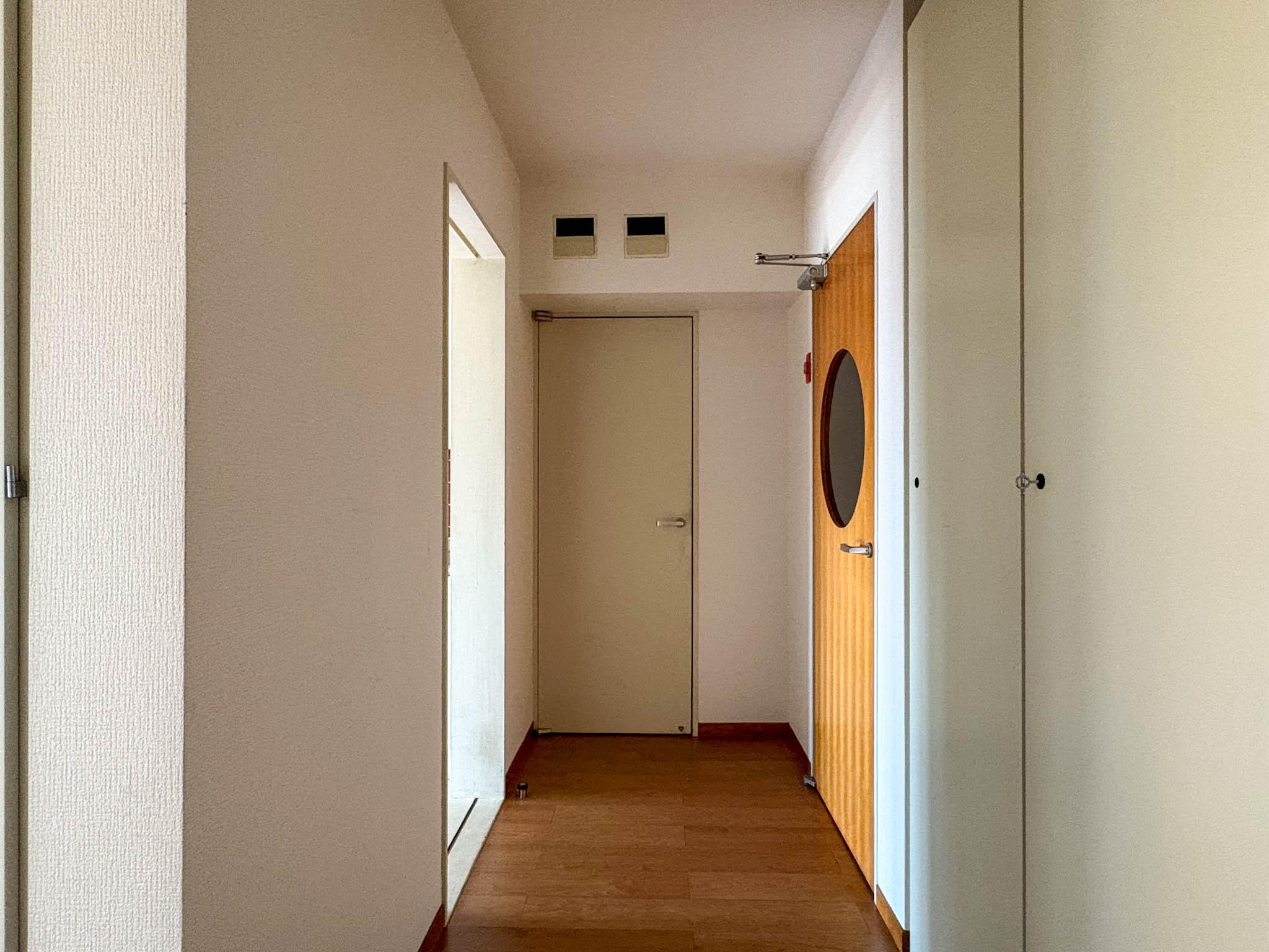 渋谷区南平台町の賃貸物件/丸窓の扉が迎える玄関ホール