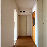 渋谷区南平台町の賃貸物件/丸窓の扉が迎える玄関ホール