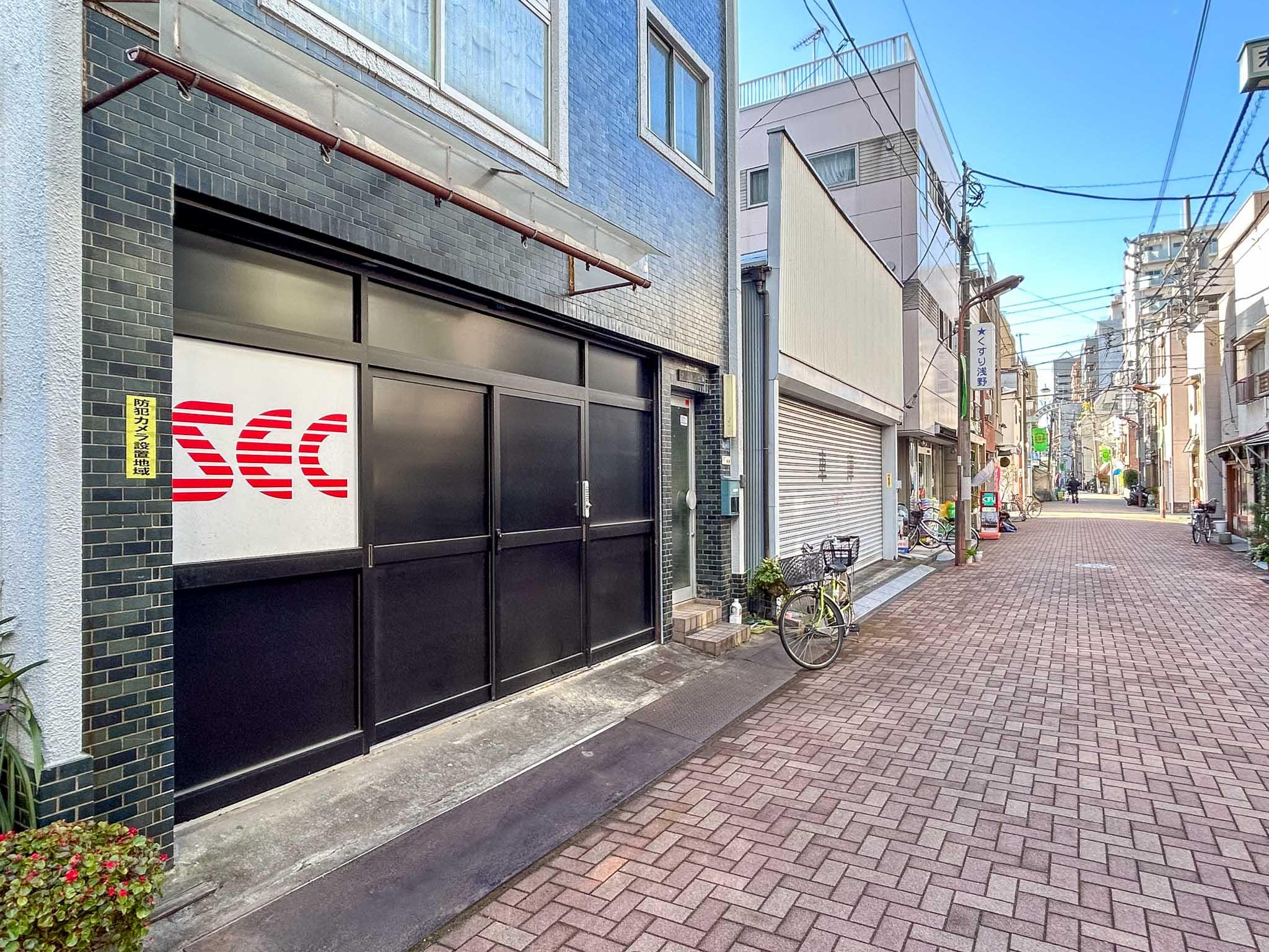 台東区台東の賃貸物件/御徒町駅方面をみる。古い建物が多く残る、すえひろレンガ通り沿い