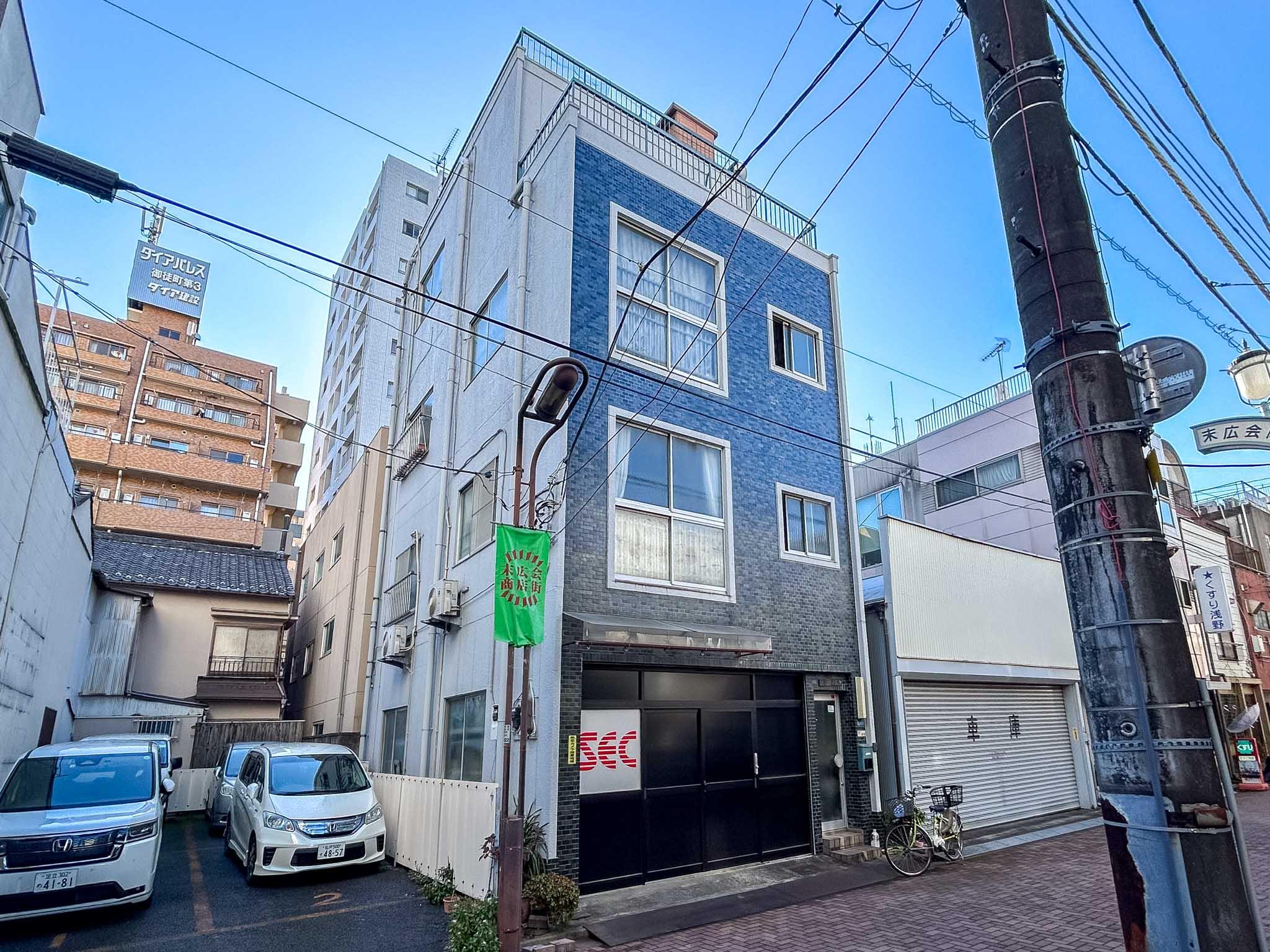 台東区台東の賃貸物件/外観。上の階は住居区画