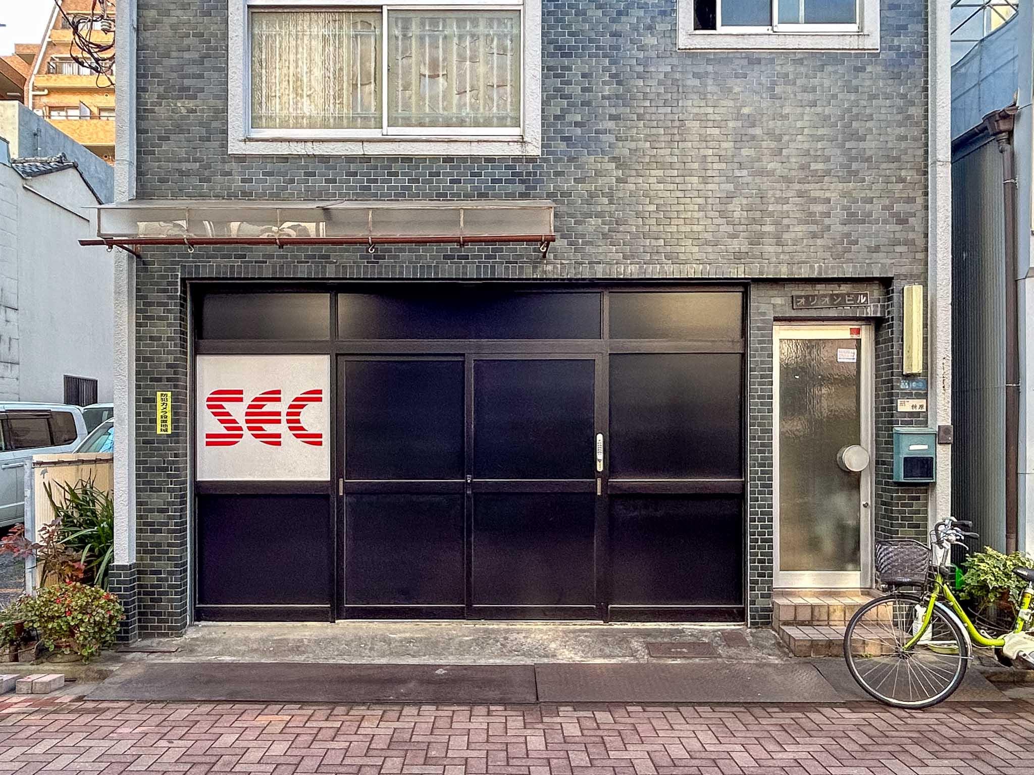 台東区台東の賃貸物件/深緑のタイルにそそられる路面区画