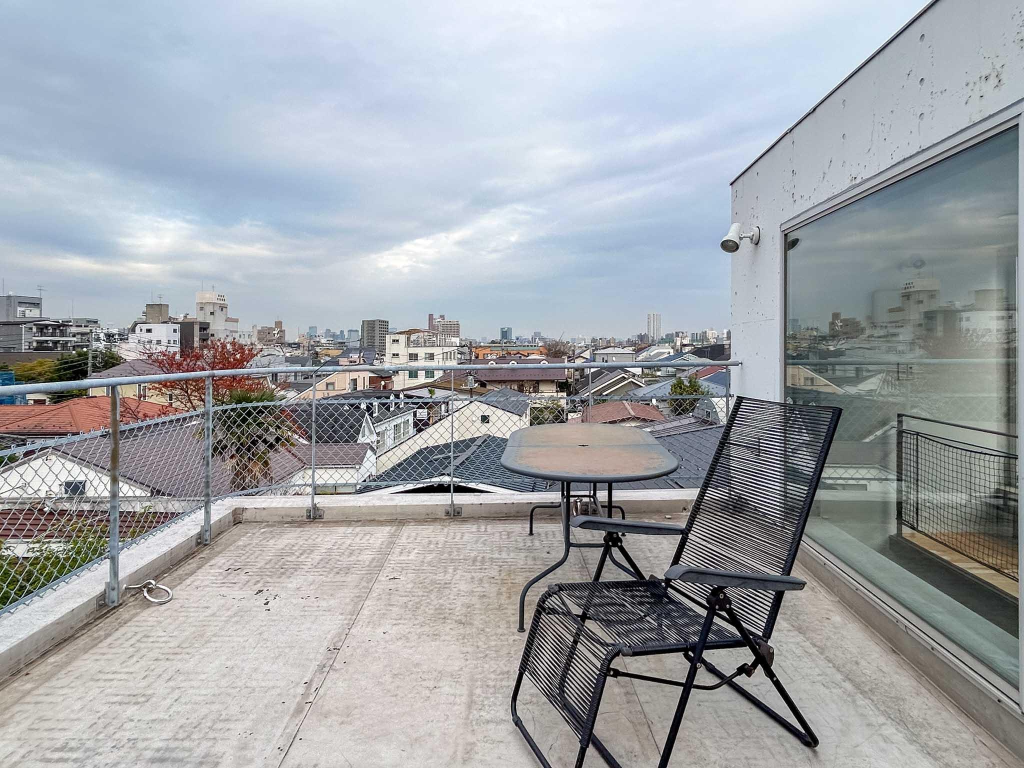世田谷区世田谷の賃貸物件/屋上。ひらけた景色を眺めることができる