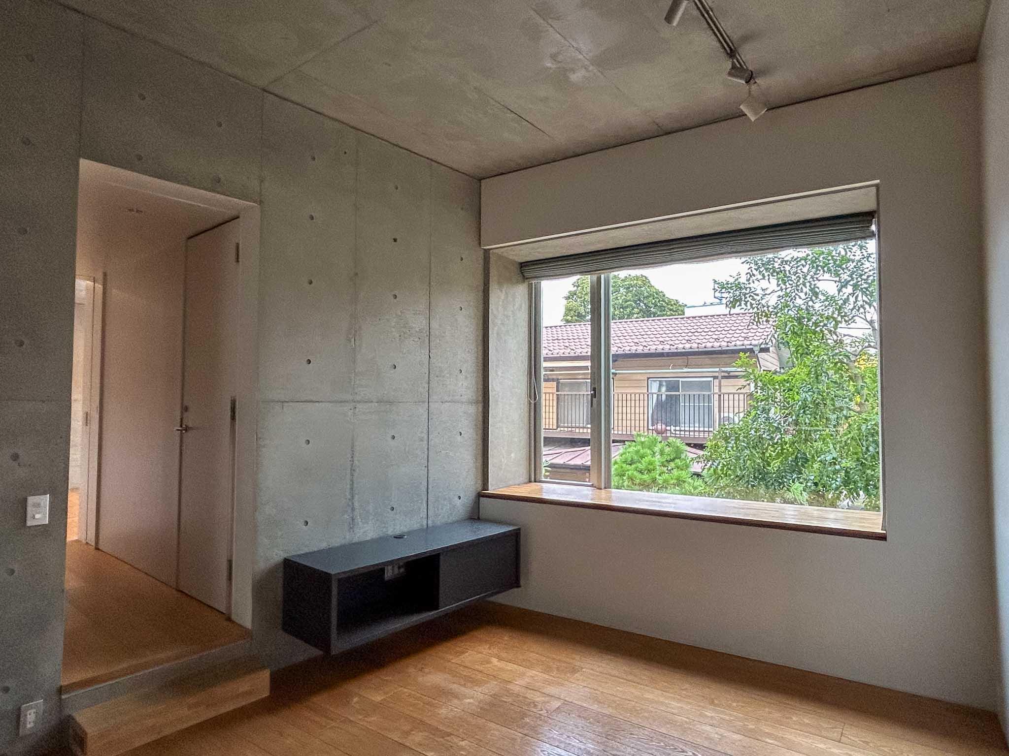 世田谷区世田谷の賃貸物件/2階：天井が高い北側。左の通路に水回り、突きあたりに洋室があります