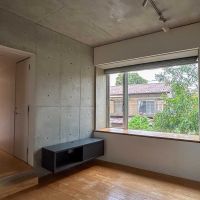 世田谷区世田谷の賃貸物件/2階：天井が高い北側。左の通路に水回り、突きあたりに洋室があります