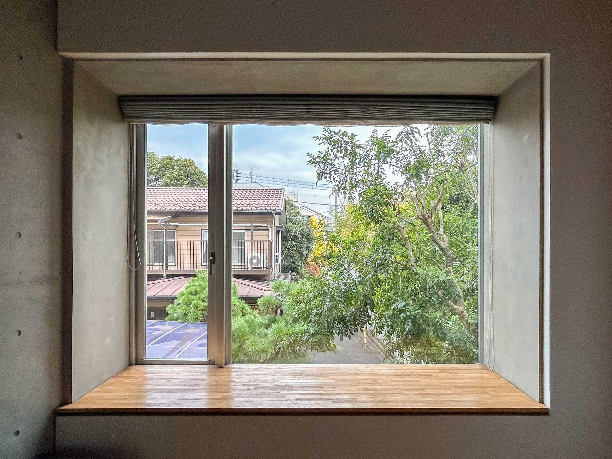 世田谷区世田谷の賃貸物件/2階：大きな腰窓。奥行きのある窓台に腰掛けたくなります