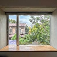 世田谷区世田谷の賃貸物件/2階：大きな腰窓。奥行きのある窓台に腰掛けたくなります