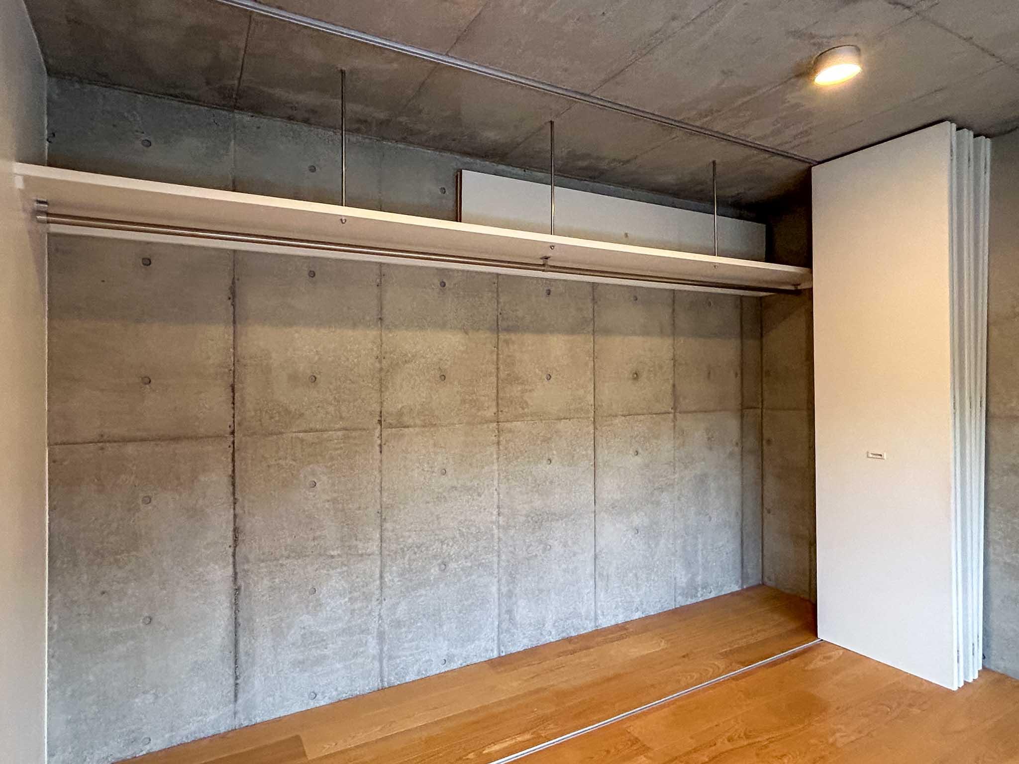 世田谷区世田谷の賃貸物件/2階：壁一面のクローゼット