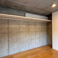 世田谷区世田谷の賃貸物件/2階：壁一面のクローゼット