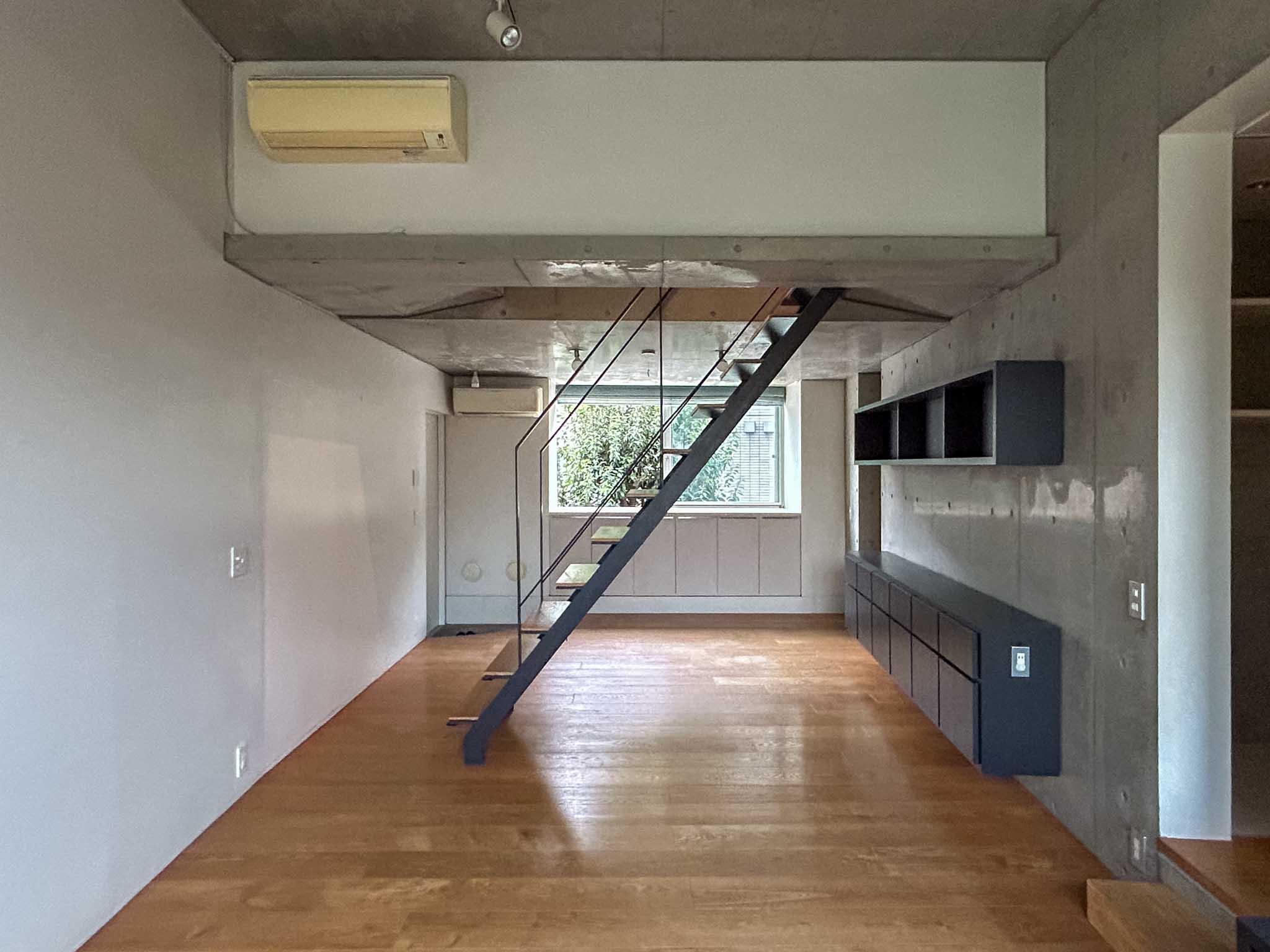 世田谷区世田谷の賃貸物件/2階：壁面と天井はコンクリート、床は複合フローリングのシンプルなしつらえ