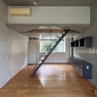 世田谷区世田谷の賃貸物件/2階：壁面と天井はコンクリート、床は複合フローリングのシンプルなしつらえ