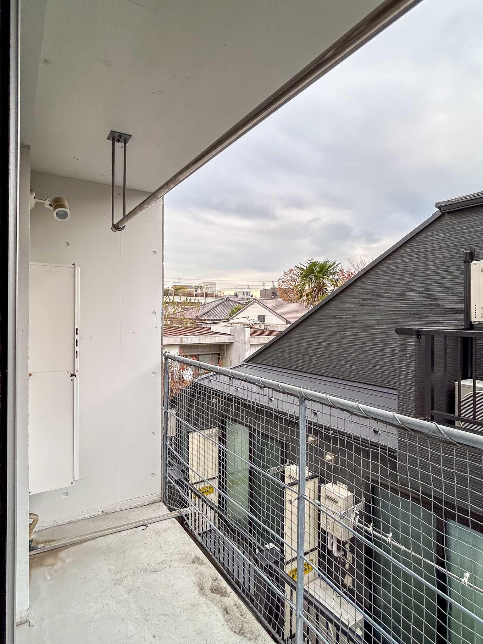 世田谷区世田谷の賃貸物件/3階：ベランダ。目の前に建物があります