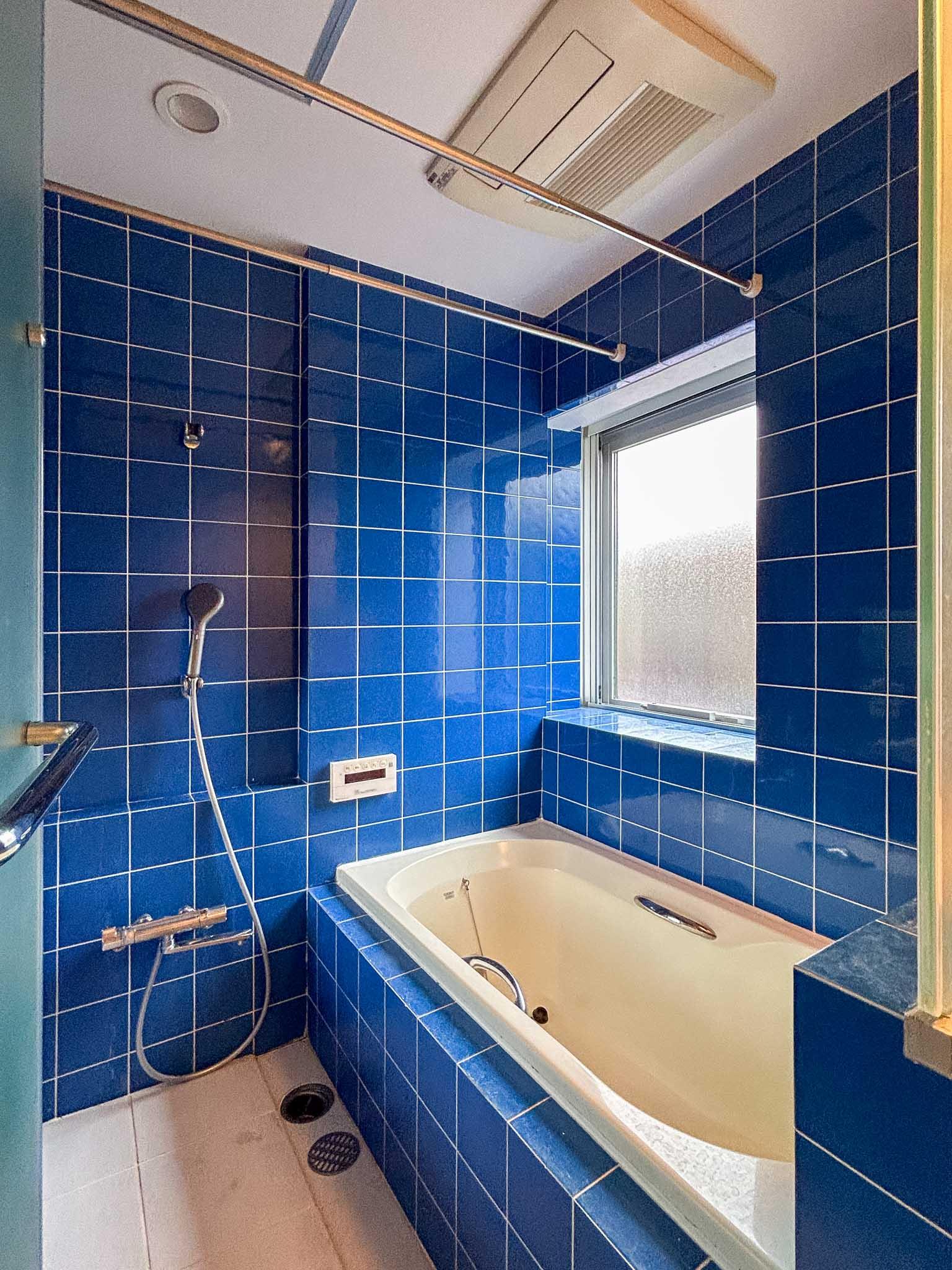 世田谷区世田谷の賃貸物件/2階：浴室。目が覚めるほど鮮やかな、ブルーのタイル