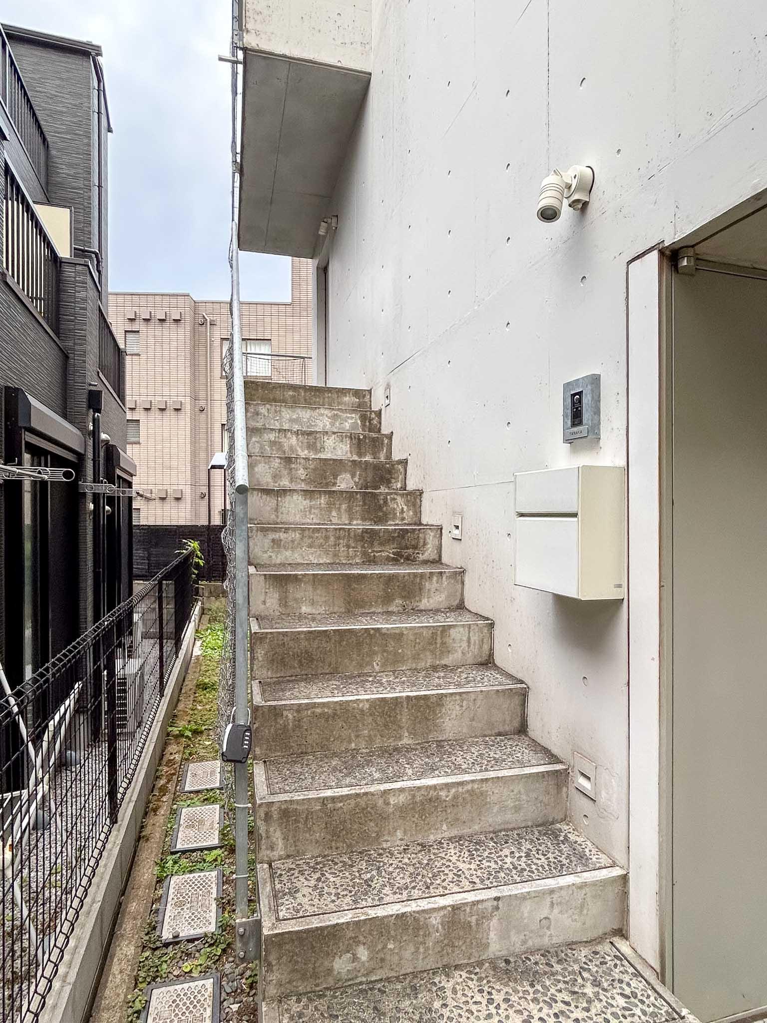 世田谷区世田谷の賃貸物件/この階段を上がった先に玄関があります