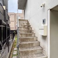 世田谷区世田谷の賃貸物件/この階段を上がった先に玄関があります