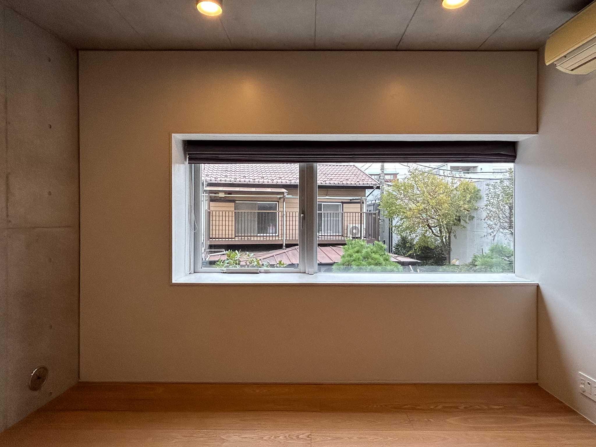 世田谷区世田谷の賃貸物件/2階：横長の窓から柔らかく光が入ります