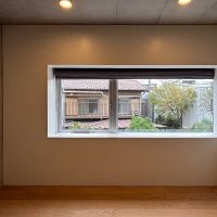 世田谷区世田谷の賃貸物件/2階：横長の窓から柔らかく光が入ります