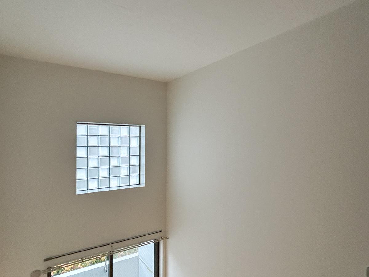 文京区千石の賃貸物件/タイル状の窓ガラスがアイコニック