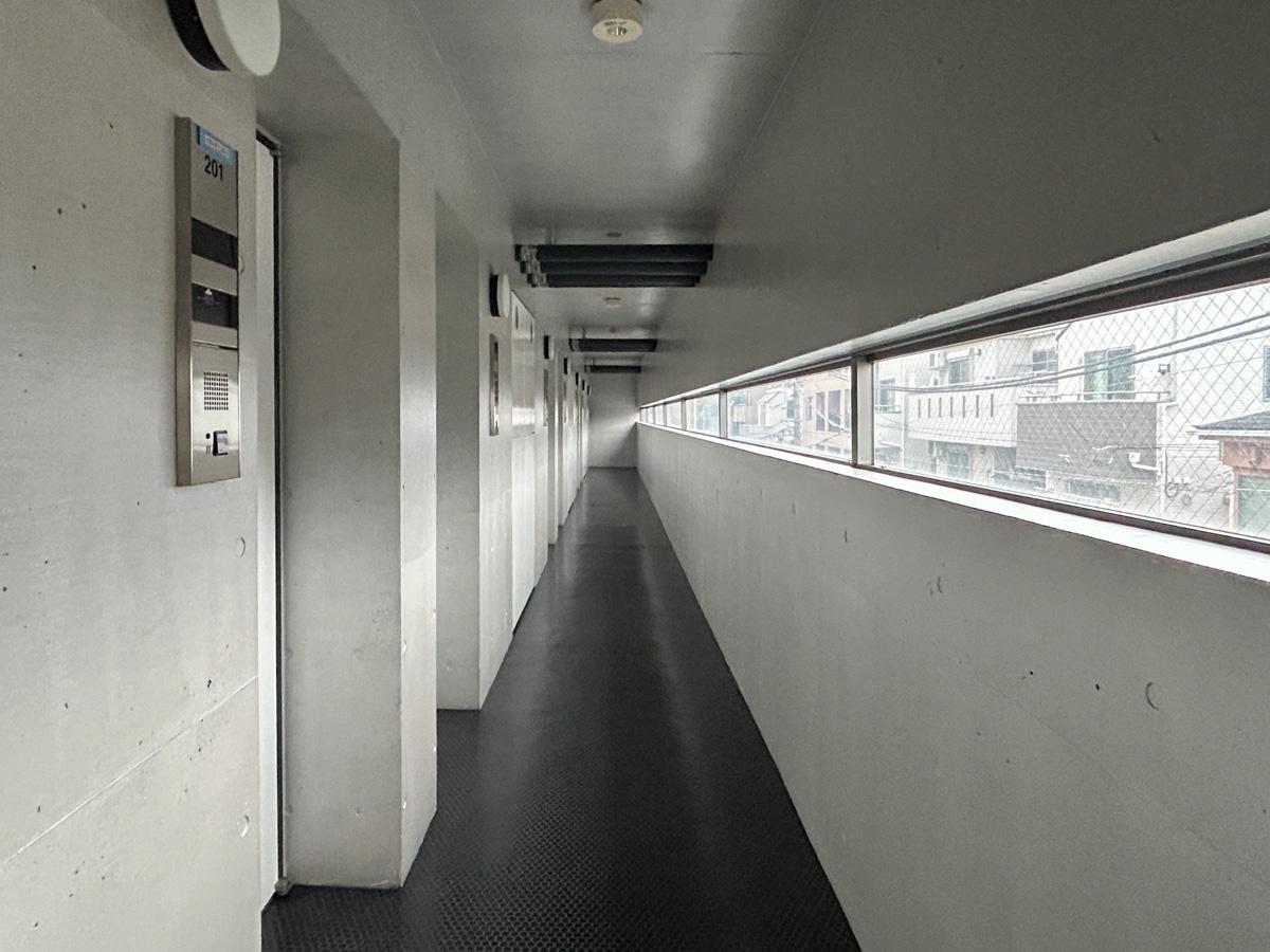 文京区千石の賃貸物件/共用部廊下。インダストリアルなテイストにそそられます。
