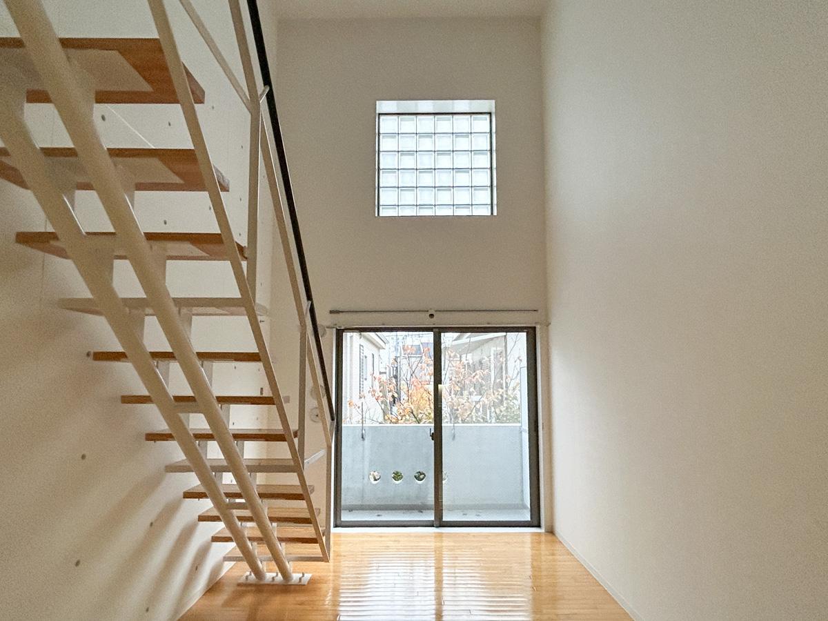 文京区千石の賃貸物件/２つの窓から光が差し込んできます。