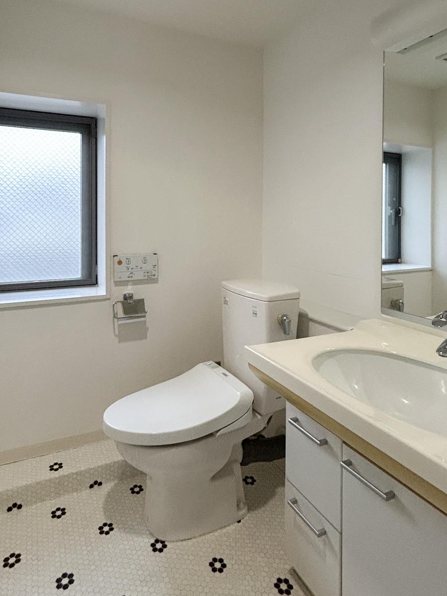 文京区千石の賃貸物件/トイレ。洗面台含め、1階2階それぞれにあります。