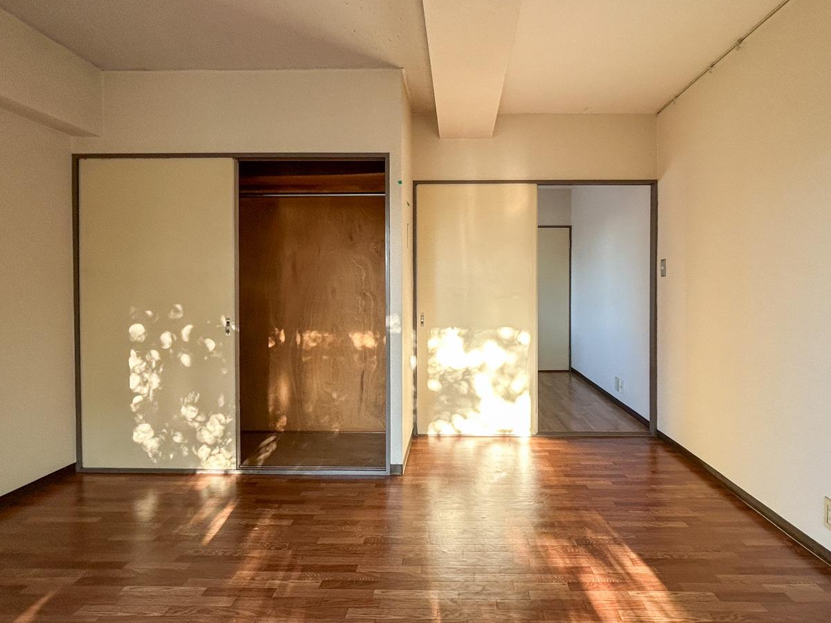 渋谷区富ヶ谷の賃貸物件/部屋には木々の影が。