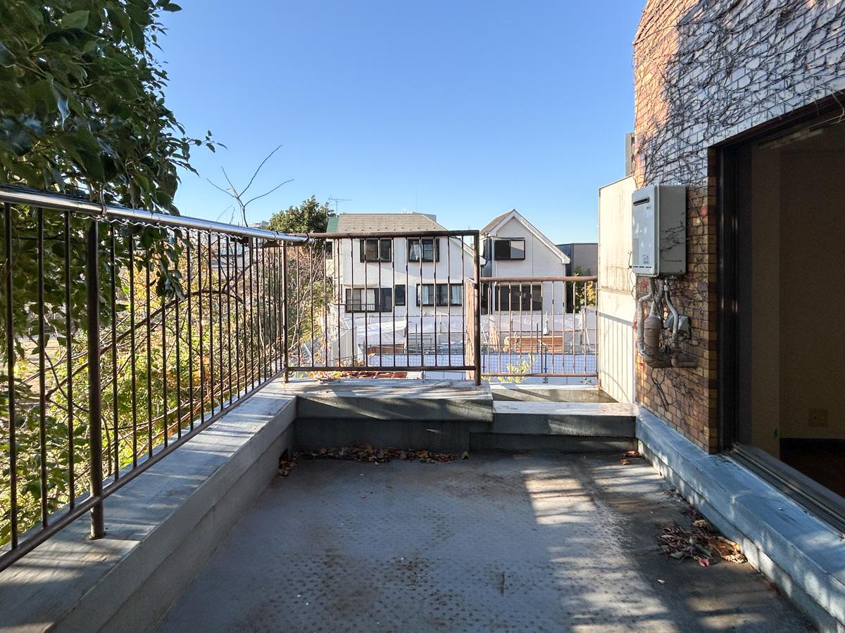 渋谷区富ヶ谷の賃貸物件/バルコニーも広々。晴れた日はどう使っていきましょうか。