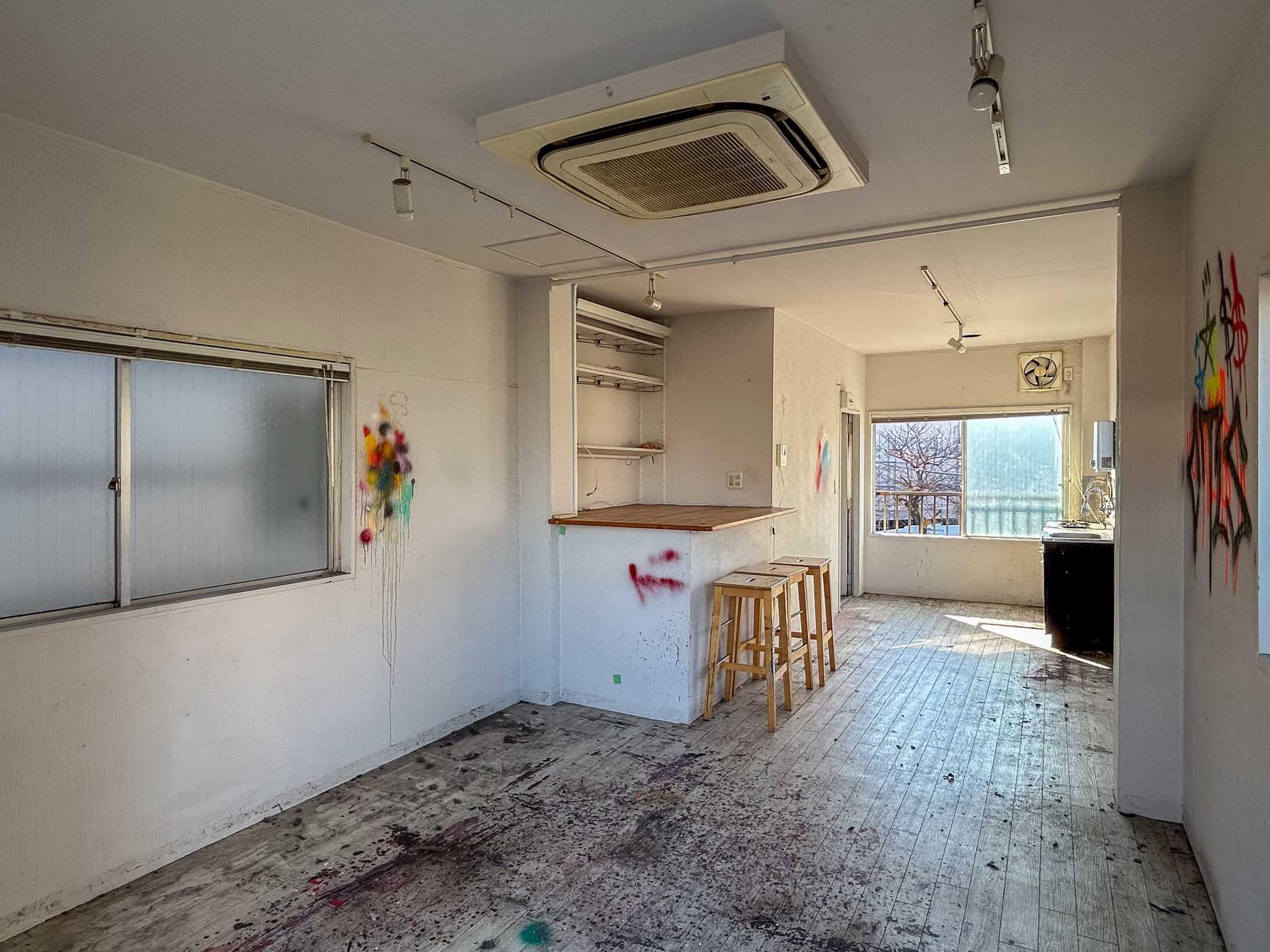 墨田区東向島の賃貸物件/作業場として使われていた3階。壁や床に残ったスプレー跡は、原状回復して引渡し予定