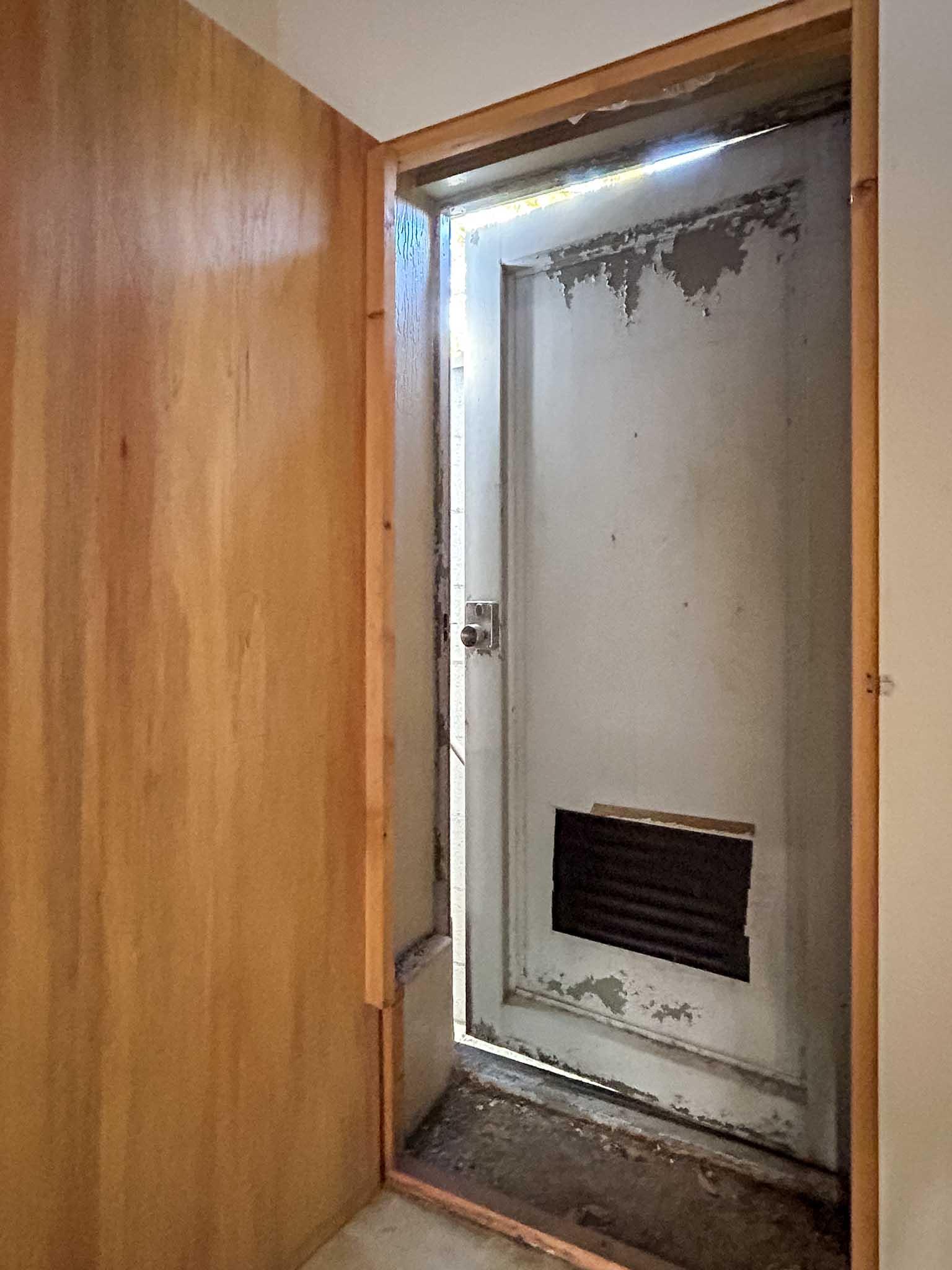 墨田区東向島の賃貸物件/1階：奥にある扉は立て付けが悪く、鍵が閉まらない状態