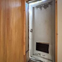 墨田区東向島の賃貸物件/1階：奥にある扉は立て付けが悪く、鍵が閉まらない状態