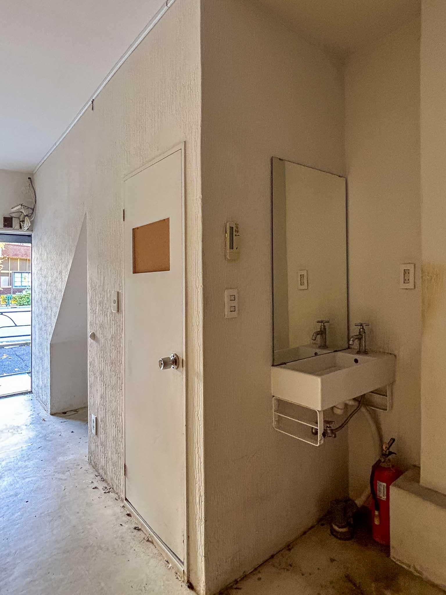 墨田区東向島の賃貸物件/1階：トイレと洗面台