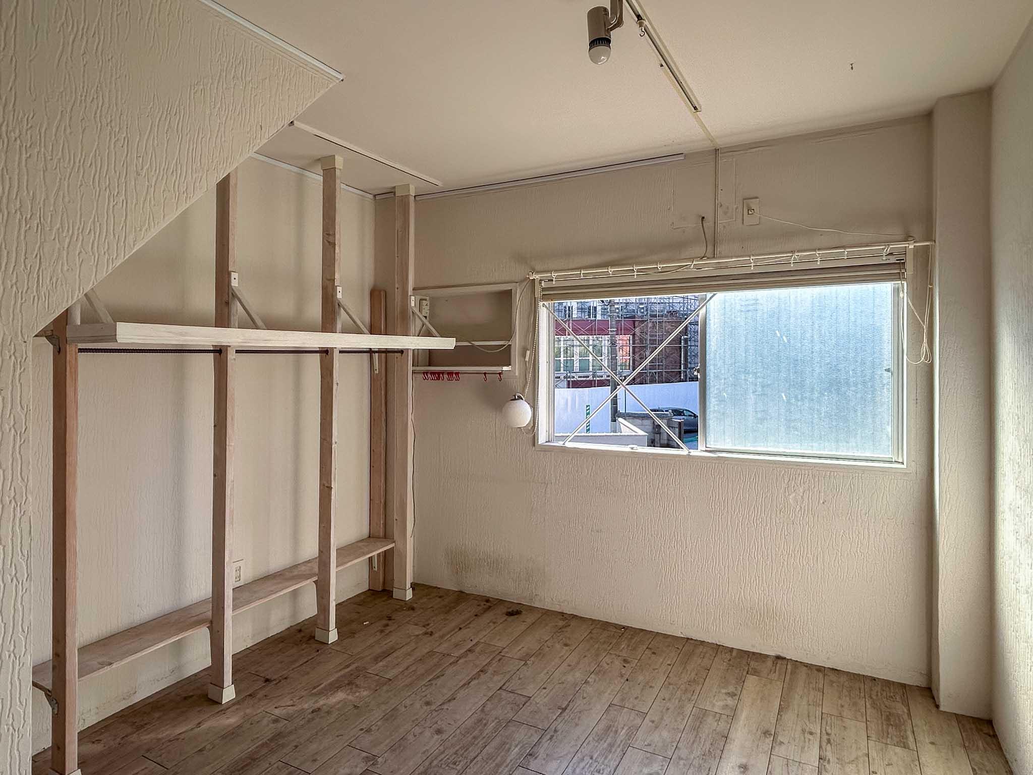 墨田区東向島の賃貸物件/2階：南西側のスペース。腰窓から光が入ります