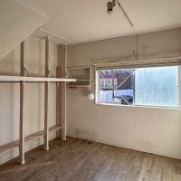 墨田区東向島の賃貸物件/2階：南西側のスペース。腰窓から光が入ります