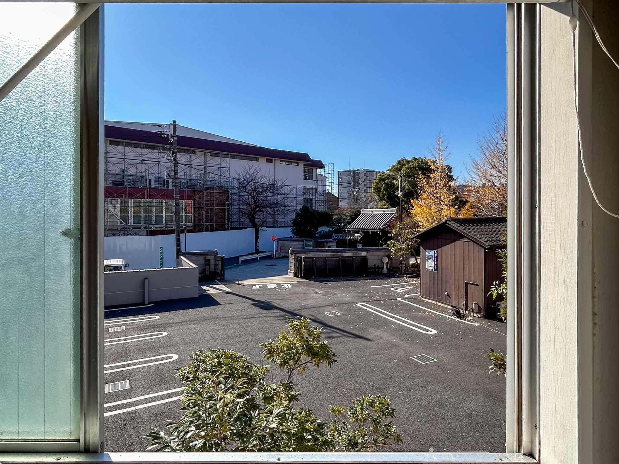 墨田区東向島の賃貸物件/2階：隣は寺の駐車場になっているため、ひらけています