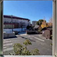 墨田区東向島の賃貸物件/2階：隣は寺の駐車場になっているため、ひらけています