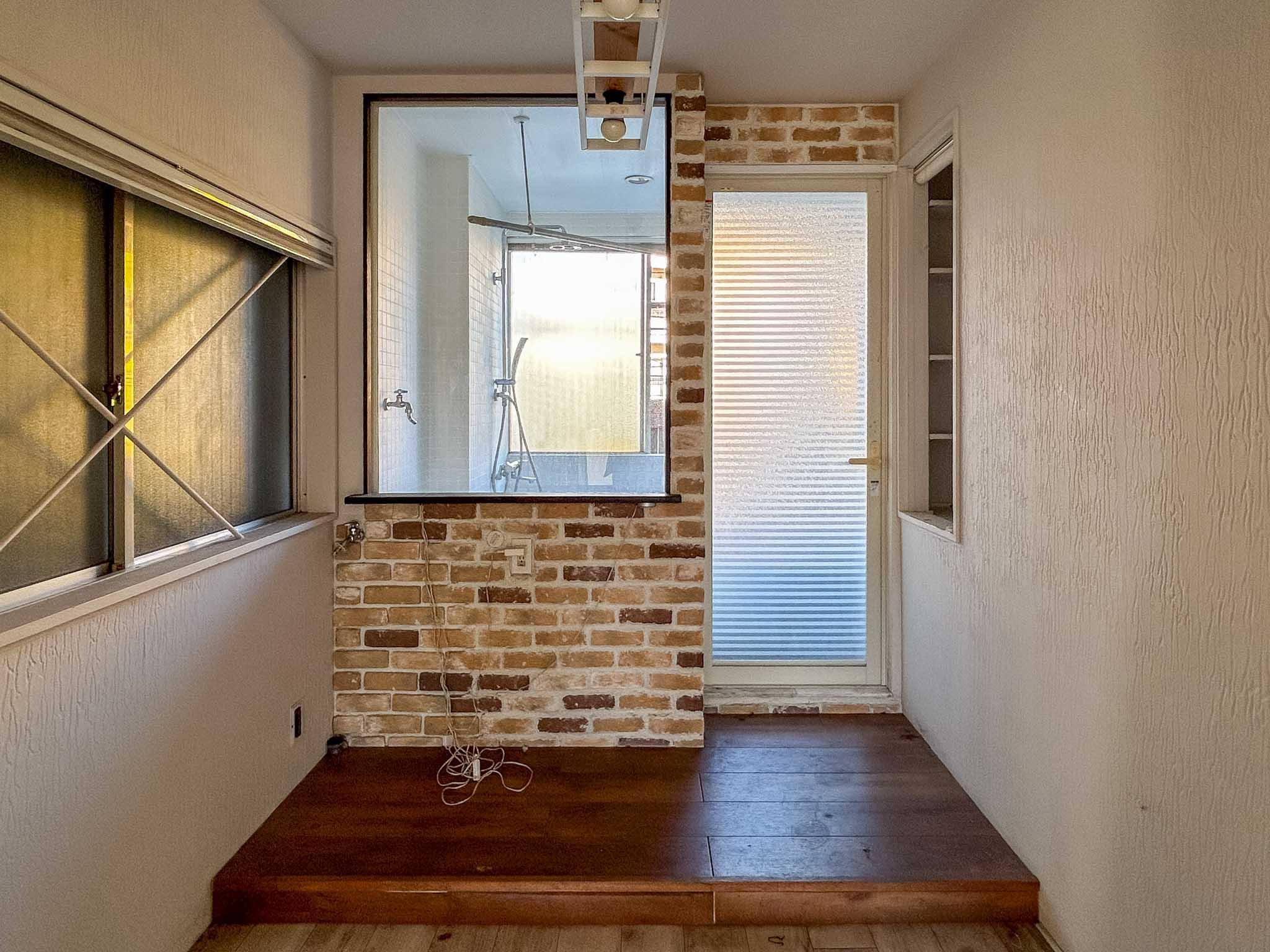 墨田区東向島の賃貸物件/2階：北東側にある扉の先に浴室があります