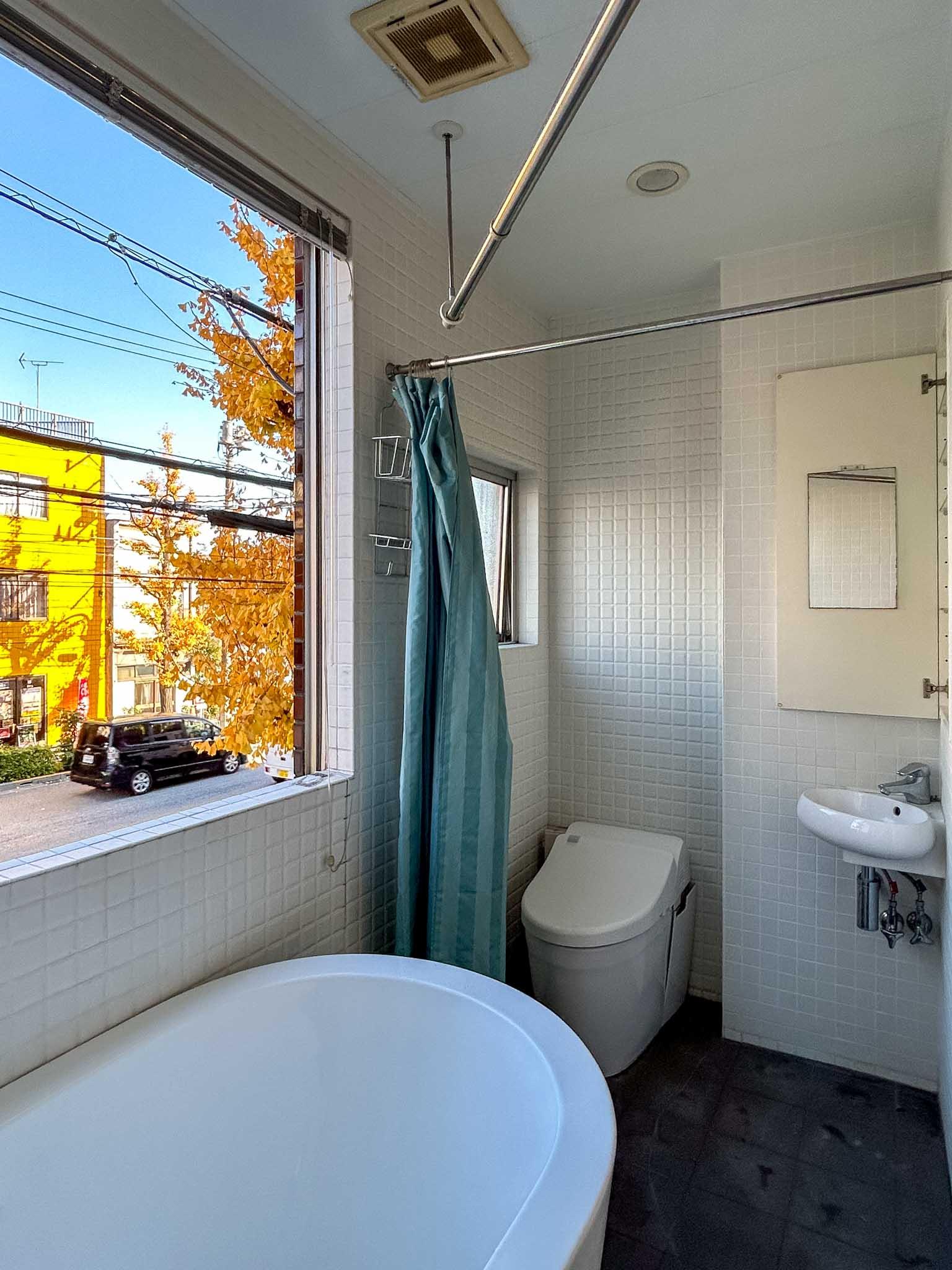 墨田区東向島の賃貸物件/2階：トイレ側とはカーテンで仕切るタイプ