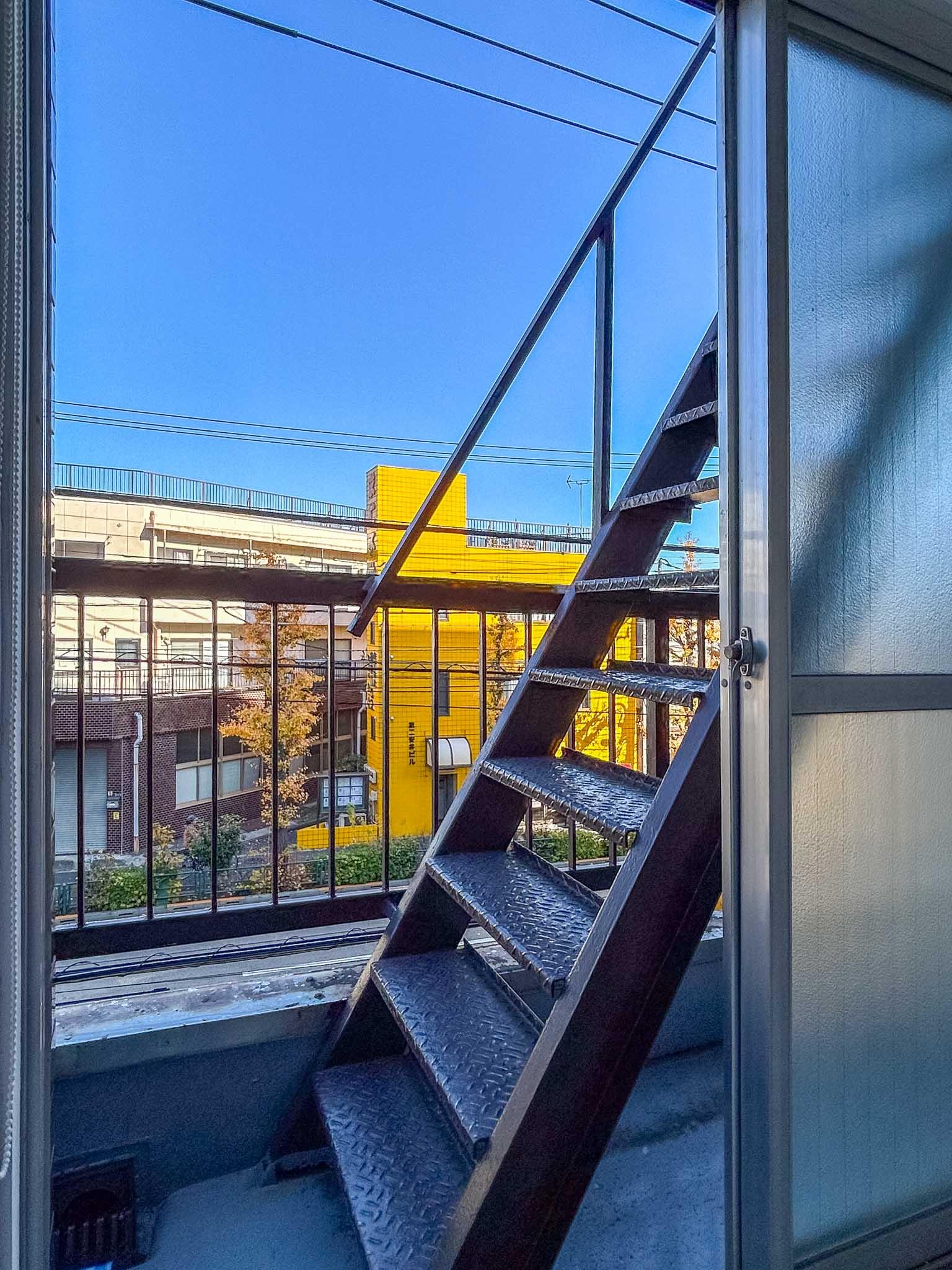 墨田区東向島の賃貸物件/3階：バルコニーにある外階段から屋上に上がれます