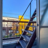 墨田区東向島の賃貸物件/3階：バルコニーにある外階段から屋上に上がれます