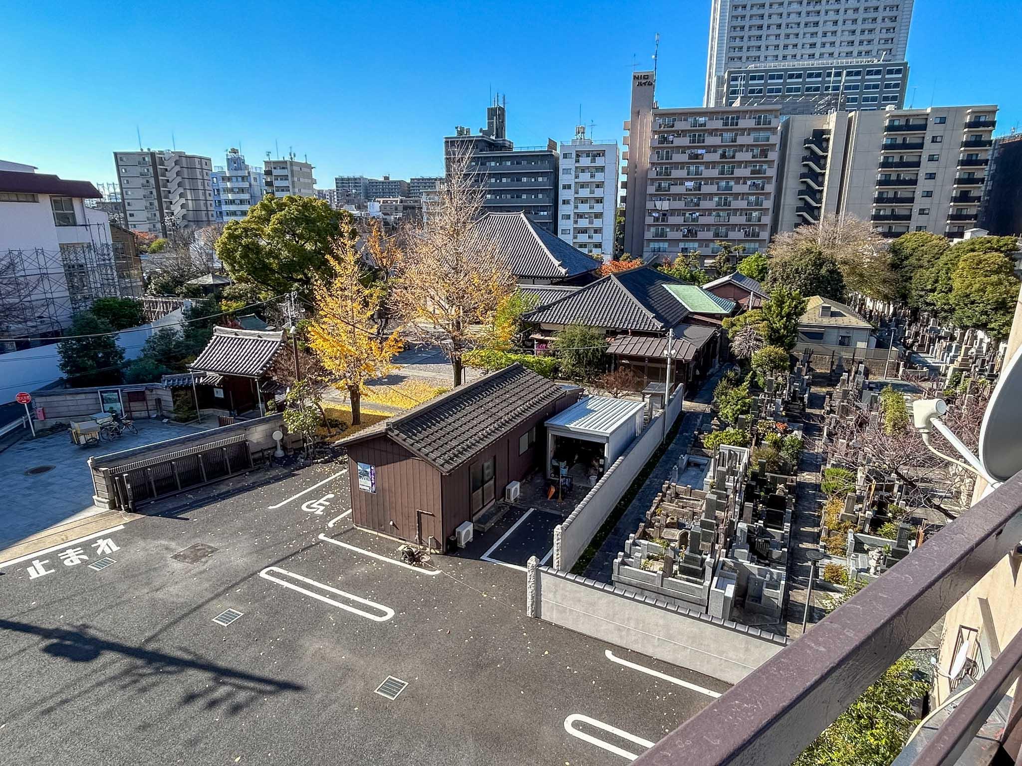 墨田区東向島の賃貸物件/屋上：南西側を見下ろすと寺があって、墓も少し目に入ります