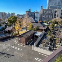 墨田区東向島の賃貸物件/屋上：南西側を見下ろすと寺があって、墓も少し目に入ります