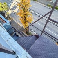 墨田区東向島の賃貸物件/屋上：階段が急で、手すりも心もとないので、上り下りは要注意です