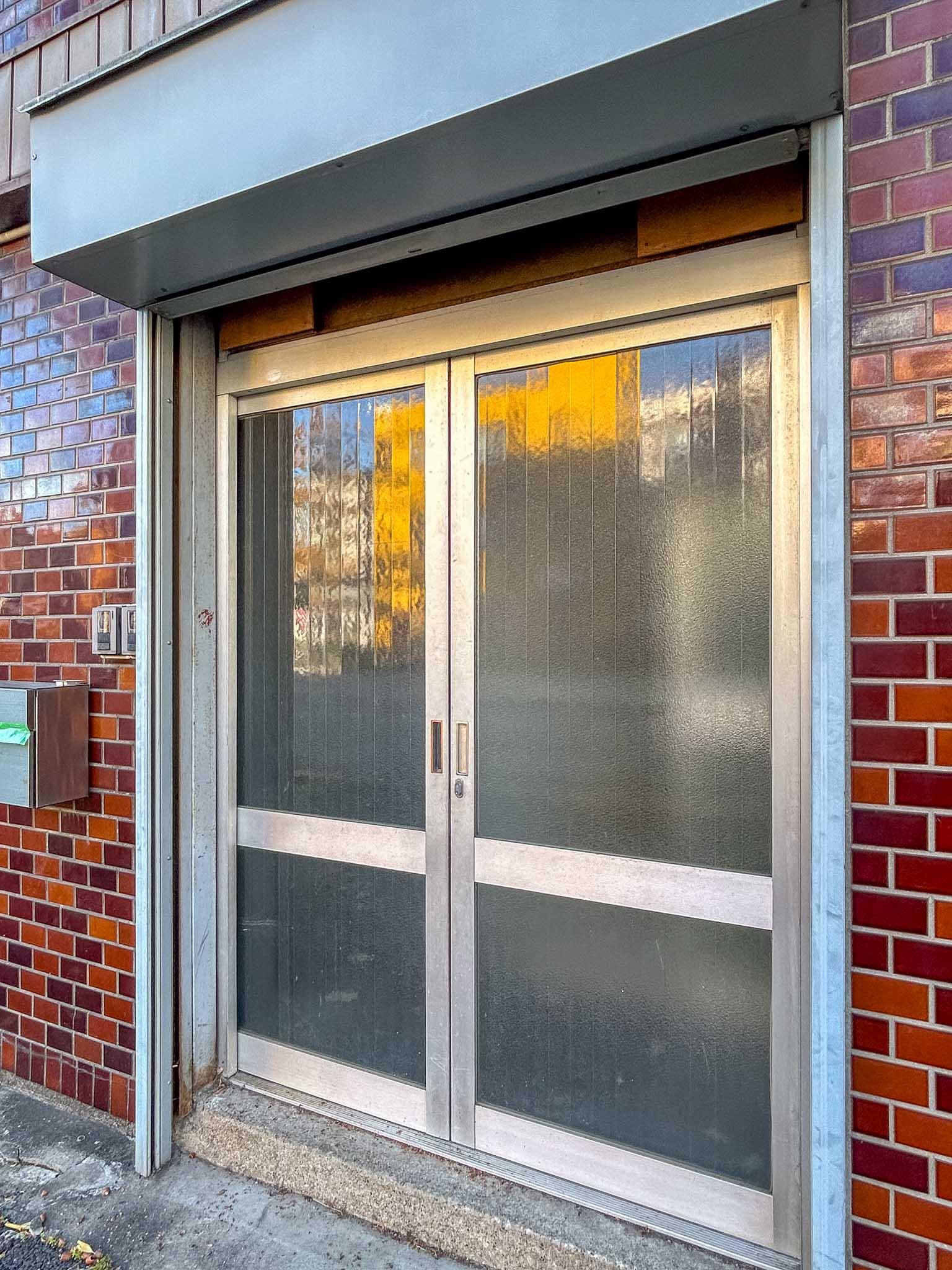 墨田区東向島の賃貸物件/出入口の引き戸。シャッターもついています