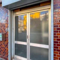 墨田区東向島の賃貸物件/出入口の引き戸。シャッターもついています